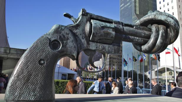 Skulptur vor dem UN-Hauptgebäude in New York: Verknotete Pistole