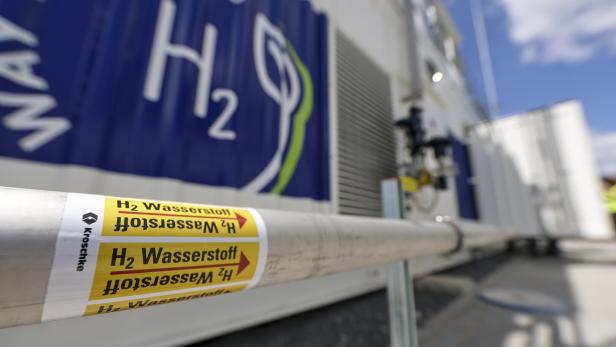 Wasserstoff-Erzeugungsanlage mit Rohren, auf denen Wasserstoff steht.