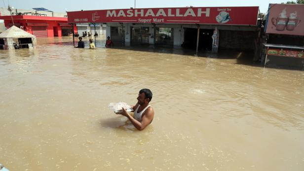Pakistan's flood crisis spending to be assessed by IMF