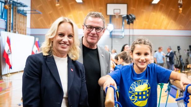 Staatssekretärin Michaela Schmidt, Teamchef Ralf Rangnick, Volksschülerin