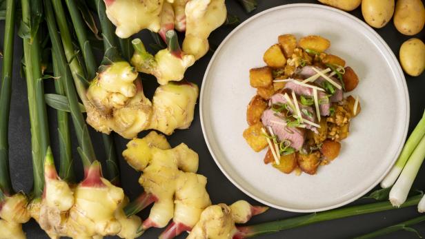 Ein Teller mit Kartoffeln, Fleisch und verschiedenen Gemüsearten, appetitlich angerichtet.