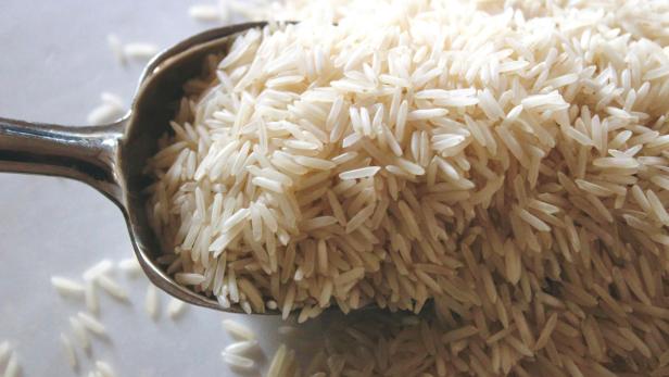 Ein Löffel voller Basmati-Reis.