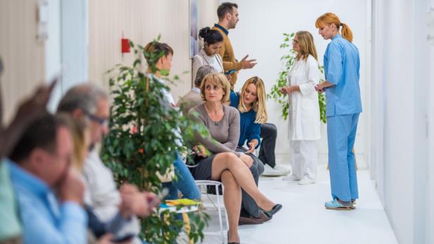 Zwei von drei Patienten wollen lieber zum Arzt als Gesundheitshotline wählen Zwei von drei Patienten wollen lieber zum Arzt als Gesundheitshotline wählen