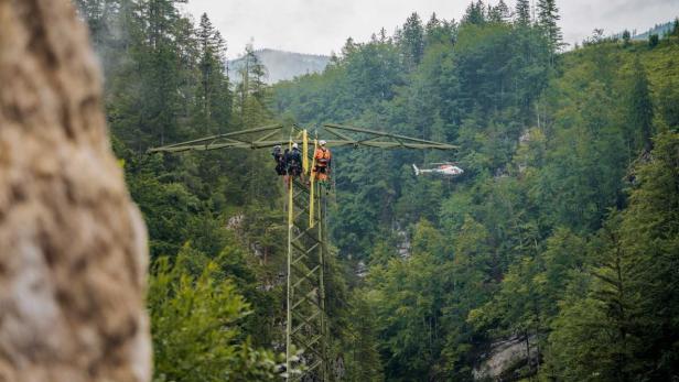 Arbeiter und Hubschrauber im Einsatz
