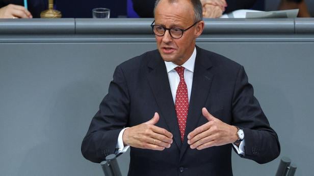 Deutschlands Bundeskanzler Friedrich Merz im Anzug während seiner Rede im Bundestag 