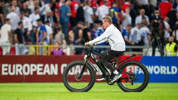 Ralf Rangnick fuhr zuletzt mit dem Rad zur Trainerbank