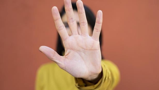 Frau wehrt sich gegen Gewalt