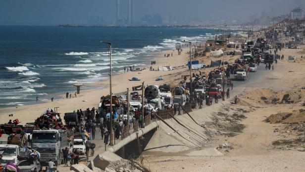 Displaced Palestinians move southward after Israeli forces ordered residents of Gaza City to evacuate to the south
