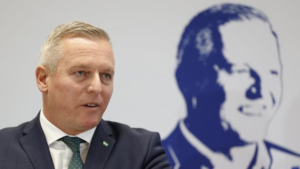 Mario Kunasek vor seinem eigenen Konterfei