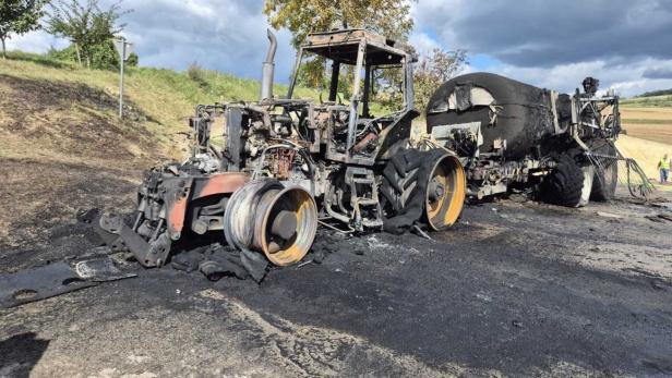 Ausgebrannter Traktor mit Güllefass