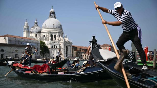 ITALY-VENICE-WEDDING-BEZOS-ARRIVALS
