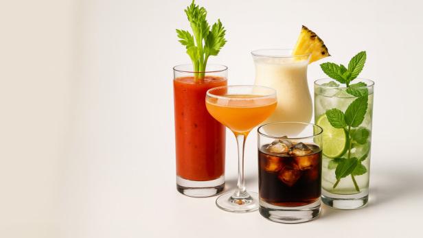 Fünf verschiedene Cocktails stehen auf einem weißen Hintergrund.