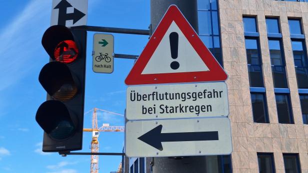  Neues Gefahrenschild vor  Mooslackengasse-Unterführung. 