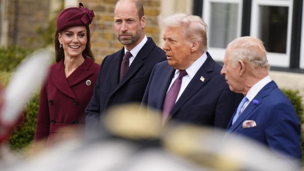 Komplimente vor Melanias Augen: Wie Donald Trump gegenüber Kate Charme spielen ließ