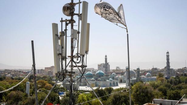 TOPSHOT-AFGHANISTAN-TALIBAN-INTERNET-BAN