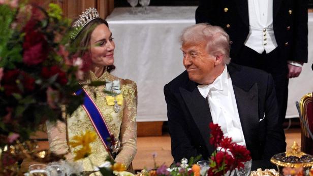 Prinzessin Kate im Gespräch mit Donald Trump Prinzessin Kate mit Tiara und Donald Trump sitzen beim Staatsbankett nebeneinander.