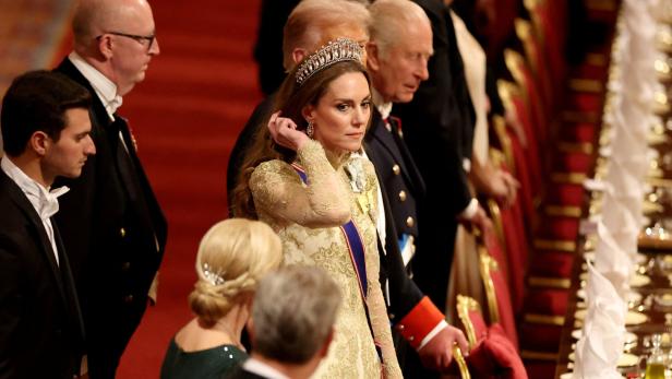 Prinzessin Kate bei Staatsbankett mit Trump Kate, mit Tiara und Abendkleid, steht neben anderen Gästen bei Staatsbankett