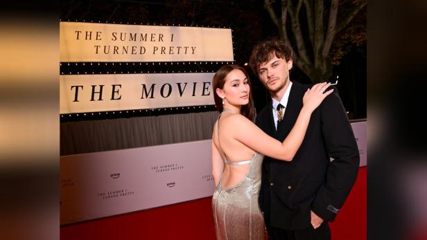 Lola Tung und Christopher Briney auf dem Red Carpet bei Pressetermin