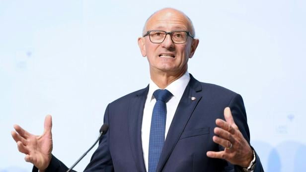 Anton Mattle spricht gestikulierend vor Mikrofon