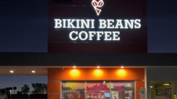 Kunde wollte Mitarbeiterin kidnappen: Aus Drive-in-Fenster gezerrt. Eine Frau entkam nur knapp der Entführung, als sie aus dem Fenster eines Barista-Cafés gezerrt wurde.