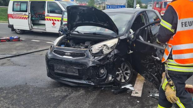 46-218714431 Pkw mit schweren Schäden nach einem Verkehrsunfall