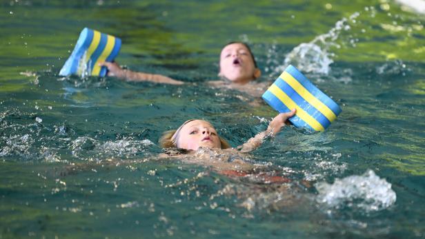 Kinder beim Schwimmunterricht