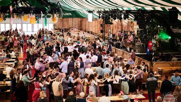 Kaiser Wiesn Festzelt mit Partystimmung