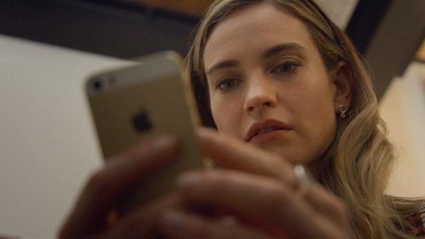 Lily James als Gründerin Whitney Wolfe in „Swiped“. 