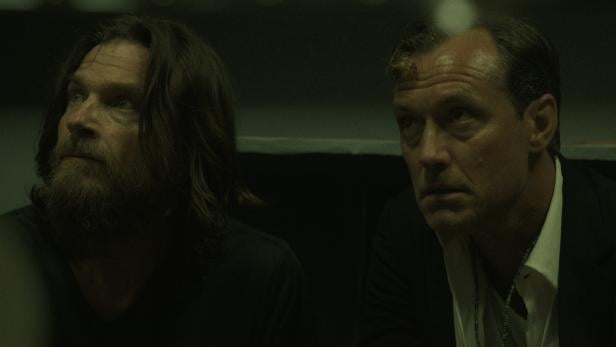 Jason Bateman und Jude Law in der Netflix-Serie „Black Rabbit“.