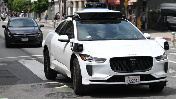 Robotaxi von Waymo auf einer Straße in den USA.