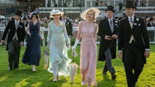 Hauptfiguren aus "Downton Abbey" spazieren über einen Rasen