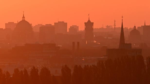 GERMANY-BERLIN-WEATHER-SUNRISE