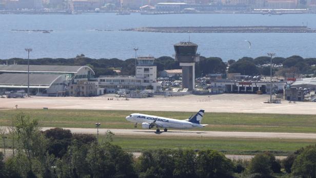 Ein Flugzeug der Air Corsica startet vom Flughafen Napoleon Bonaparte in Ajaccio auf der französischen Mittelmeerinsel Korsika