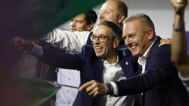 Kickl (FPÖ) und Kunasek (FPÖ) beim Wahlkampffinale der FPÖ Steiermark.