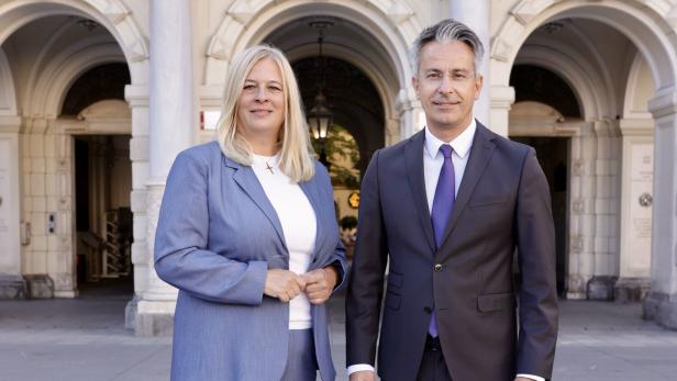 Ein Mann und eine Frau vor einem Gebäude