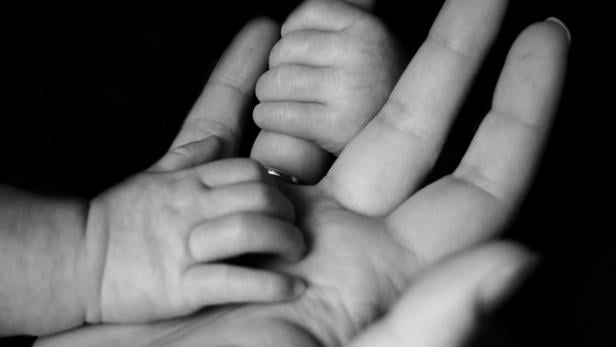 Mutter hält Kinderhand