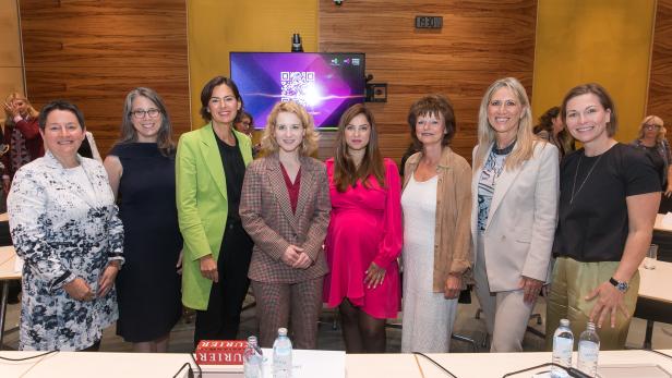 Wajden Bylof, Eva-Maria Holzleitner, Sandra Baierl, Susanna Zapreva (Verbund) und Silvia Angelo,  Ilse Hirt (Geschäftsführerin Wiener Netze), Karin Meier-Martetschläger (Unternehmerin), Nicole Schlautmann (Country ManagerinMSD Österreich) und Sonja Wehsely (Executive Vice President Siemens Healthineers).