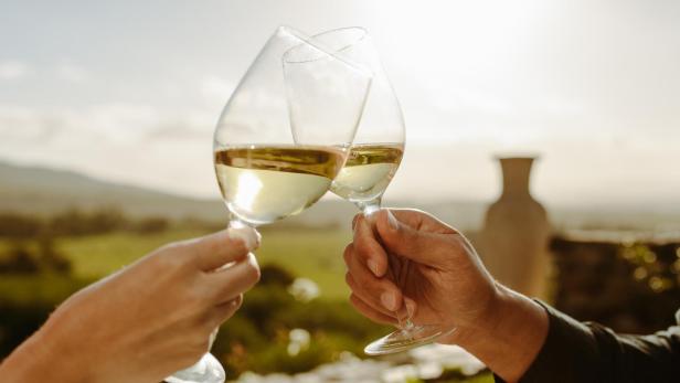 Weißwein Tipps: Die besten Weißweine mit Substanz für den Herbst - zwei Weingläser stoßen an.
