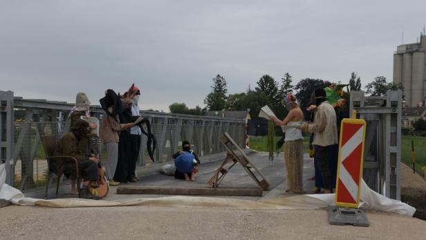46-218751399 Ein Theaterstück als "kreativer Protest" auf der Baustelle der Ostumfahrung von Wiener Neustadt