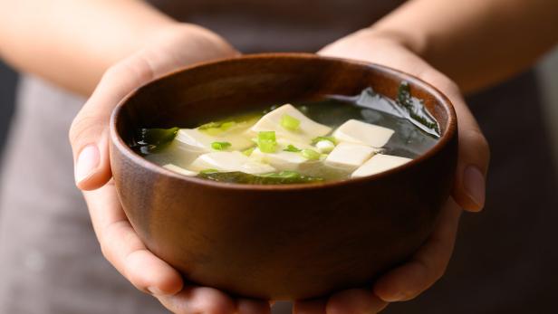 Misosuppe mit Tofu, Wakame und Frühlingszwiebeln