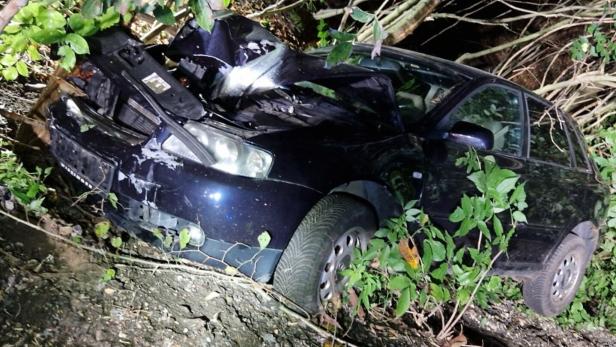 46-218772478 Pkw nach Unfall im Straßengraben