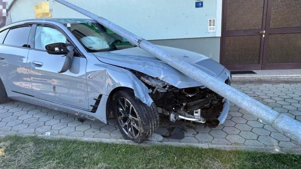 Straßenlaterne liegt auf Elektroauto