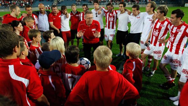 Erinnerung an 2011: Peter Stöger setzte bereits in seinem erfolgreichen Halbjahr beim GAK auf den Spielerkreis nach Abpfiff.