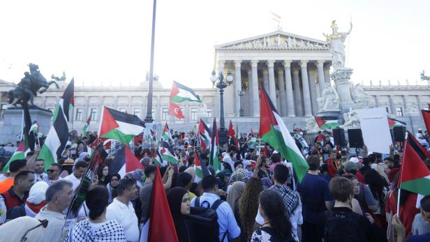 DEMONSTRATION PALÄSTINA SOLIDARITÄT ÖSTERREICH "SANKTIONEN GEGEN ISRAEL - JETZT SOFORT DEN GENOZID UND DEN HUNGERMORD STOPPEN!" DEMONSTRATION PALÄSTINA SOLIDARITÄT ÖSTERREICH "SANKTIONEN GEGEN ISRAEL - JETZT SOFORT DEN GENOZID UND DEN HUNGERMORD STOPPEN!"