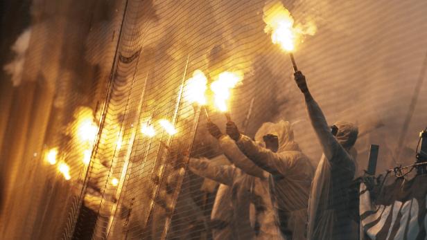 Fußball-Fans mit Pyrotechnik (Symbolbild)