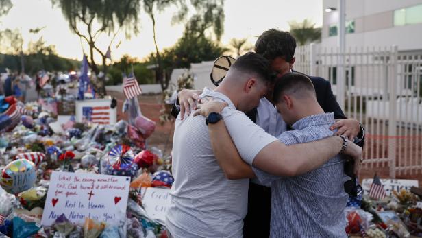 People mourn the death of Charlie Kirk ahead of memorial service in Phoenix, Arizona