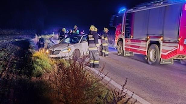Unfallauto mit Feuerwehr im Einsatz