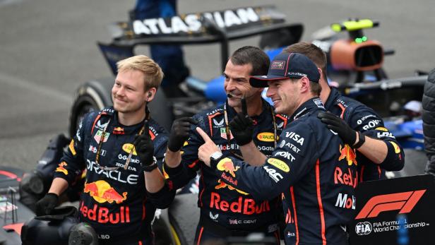 Max Verstappen freut sich mit den Teamkollegen von Red Bull.