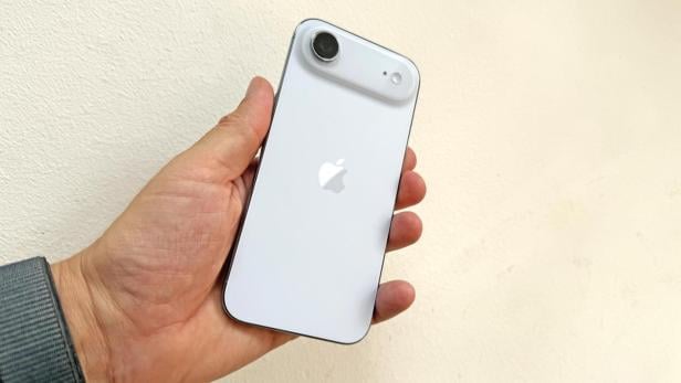 iPhone Air in der Hand gehalten 