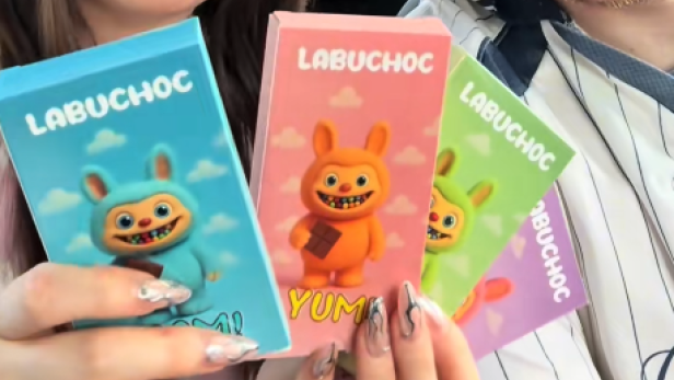 Bunte Schokolade im Labubu-Design